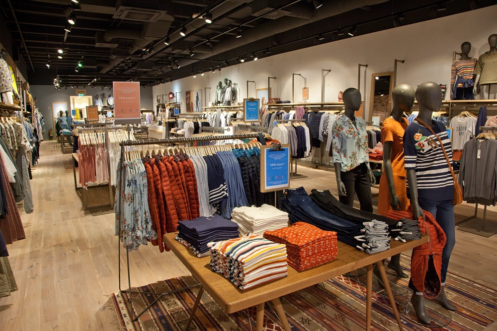 Esprit im Atrio Villach – Detail der Warenpräsentation und Einrichtung.